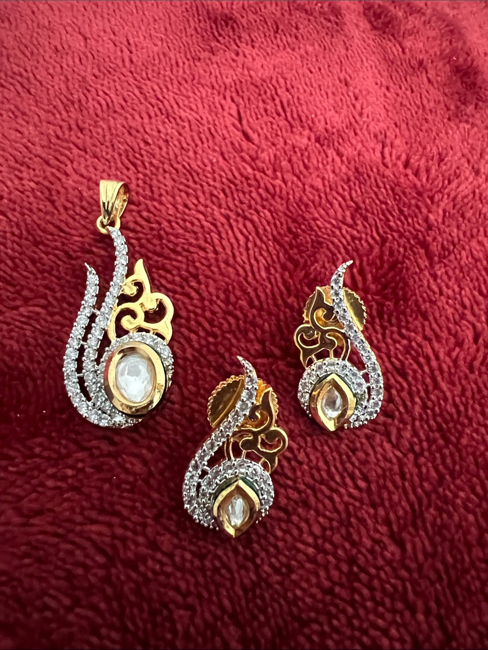 Gold and Clear Crystal Women’s Pendant & Earrings Set